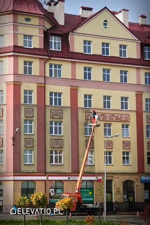 Mycie elewacji narożnej kamienicy w Mysłowicach.